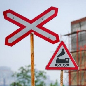 На железнодорожном переезде в Тарутино автомобиль столкнулся с грузовым составом