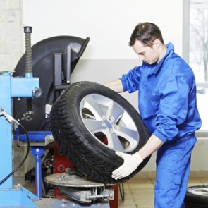 ГИБДД советует водителям до мая воздержаться от смены шин на летние