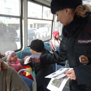 Госавтоинспекторы в Ачинске при поддержке общественности провели акцию «Счастливый билет»