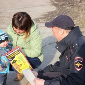 В Ачинском районе полицейские и общественники предупредили граждан об ответственности за нарушение правил пожарной безопасности