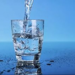 Эксперты назвали лучшие и худшие марки питьевой воды в бутылках