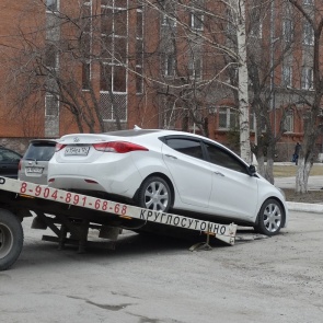 Автополицейские в Ачинске контролируют правила парковки транспортных средств
