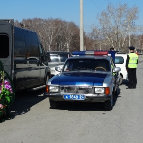 Сотрудники ГИБДД обеспечивают бесперебойное движение в районе погостов