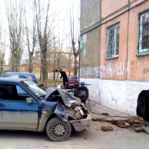 В Ачинске девушка на чужом автомобиле врезалась в стену дома