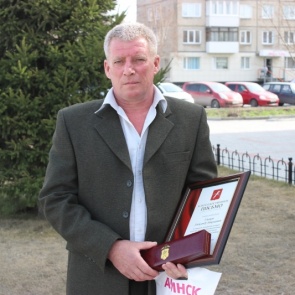 В Ачинске наградили охранника кафе, спасшего ребенка от насильника