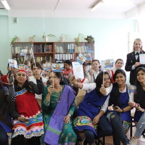 Индийские и сибирские школьники призвали водителей соблюдать безопасность на дорогах