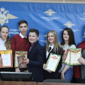 В МО МВД России «Ачинский» поощрили школьников за победу в профилактических проектах