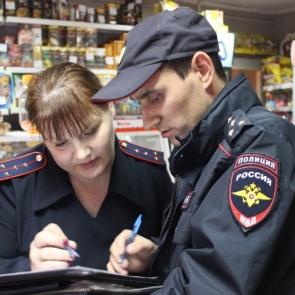 Сотрудники полиции проводят мероприятия по пресечению нарушений в сфере продажи алкоголя