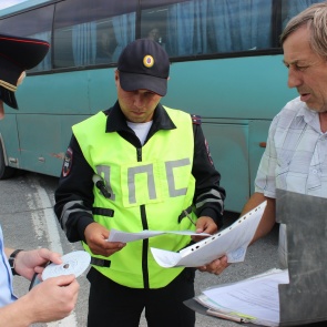 Автоинспекторы в Ачинске с помощью общественности пресекли опасную перевозку школьников