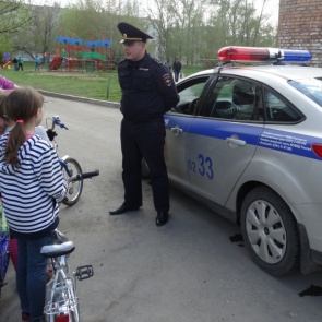 Сотрудники Госавтоинспекции в Ачинске напомнили юным велосипедистам о правилах дорожной безопасности