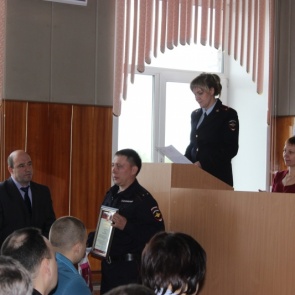 Руководство города поблагодарило полицейских за добросовестное исполнение служебных обязанностей