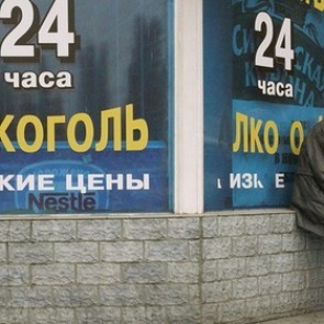 Ужесточить продажу алкоголя и убрать его в спецотделы требуют активисты