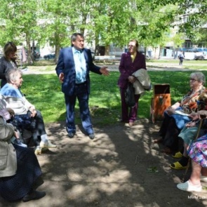 Глава Ачинска Илай Ахметов встретился с жителями, которые не согласны со строительством нежилого здания рядом с их домом