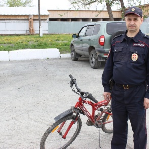 Сотрудники полиции в Ачинске вернули ребенку похищенный велосипед