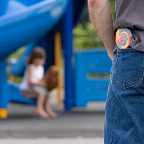 Бессилие ягнят. Как педофилы склоняют детей на откровенные фотосессии