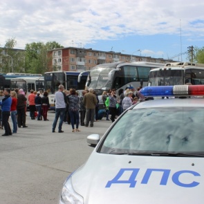 Массовые перевозки школьников под контролем дорожной полиции и общественности