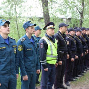 Полицейские совместно с сотрудниками МЧС провели учения по пожарной безопасности