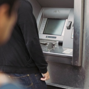 В Ачинске мужчину ограбили у банкомата
