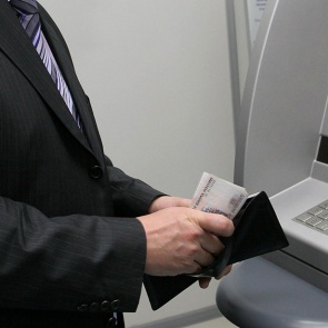 В Ачинске мужчина пришел в госте к даме и тайком снял с ее карточки деньги