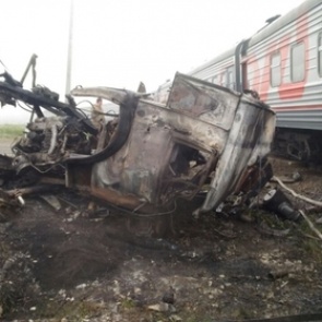 На Сахалине пассажирский поезд столкнулся с грузовиком