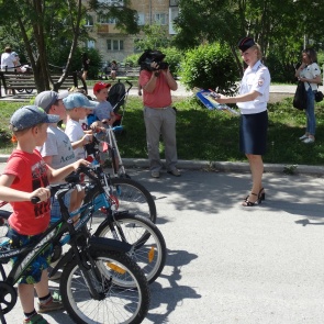 Автоинспекторы провели для юных ачинцев мастер-класс безопасного вождения двухколесным транспортом