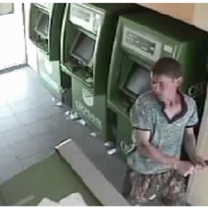 В Ачинске мужчина разгромил топором банкоматы