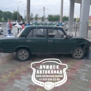 Водитель ВАЗа потерял сознание из-за жары и врезался в торговый центр