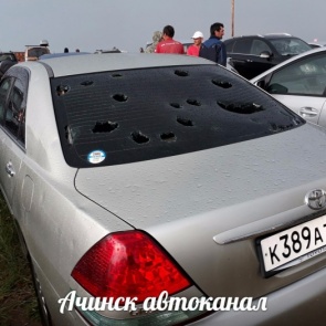 Мощный град на озере Белё разбивал стекла машин и дырявил крыши домов