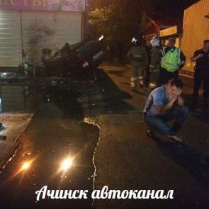 «Подкатили к девчонкам»: в Ачинске Lada Priora въехала на крыше в цветочный павильон