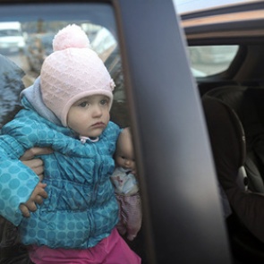 Россиянам запретили оставлять детей младше семи лет в машине без присмотра