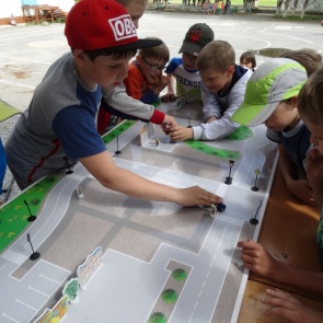 Госавтоинспекторы в Ачинске помогают педагогам реализовывать проекты по профилактике аварийности на дороге с детьми