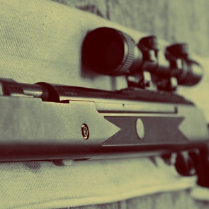 В Хакасии мужчина прострелил ногу ребенка за отказ убрать мусор