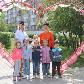 Инспекторы ГИБДД и дети украсили стелу для молодожен «Светоотражающими» ромашками