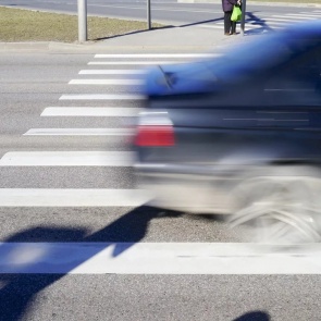 «Протащил на капоте и уехал»: сбившего ребенка водителя ищет ГИБДД