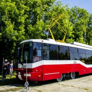 Жительница Ачинска сломала ногу при посадке в трамвай и отсудила за это 300 тысяч рублей