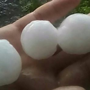 Град с куриное яйцо побил машины и крыши домов на юге края