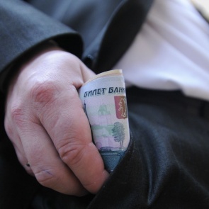 Увеличивающий вдвое зарплату депутатов закон отменили