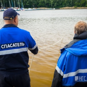 Уснувшего на надувном матрасе туриста унесло в Красноярское море