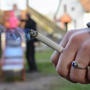 Жители Красноярского края чаще всего курят на детских площадках