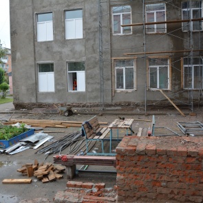 Сегодня ход ремонтных работ в школе №8 города Ачинска проинспектировали депутаты и представители администрации города