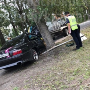 Резвый водитель тюнингованного свадебного авто отправил в реанимацию жениха и невесту