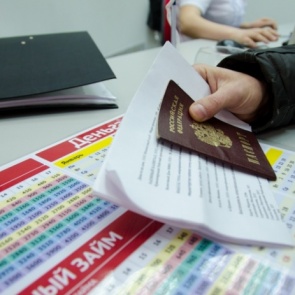 Продавщица салона сотовой связи в течение двух лет тайно оформляла кредиты на покупателей