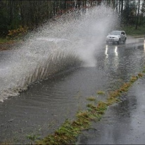 Госавтоинспекторы напоминают автомобилистам о правилах управления транспортными средствами в дождливую погоду