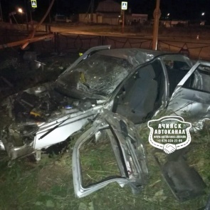 Трое подростков без спроса взяли машину отца покататься и разбились о светофор: есть погибшие