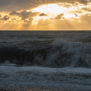 Россиянка в Абхазии решила искупаться во время шторма и утонула