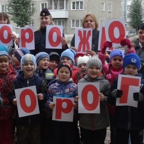 Госавтоинспекторы и педагоги в Ачинске провели акцию «Осторожно, дорога!»