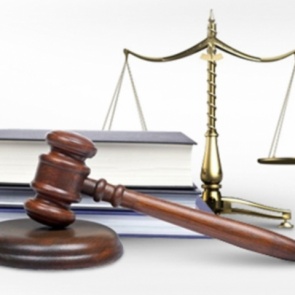 За упавший на него бетонный забор мужчина получил 300 тысяч рублей