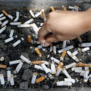 В России запретят курить у подъездов жилых домов