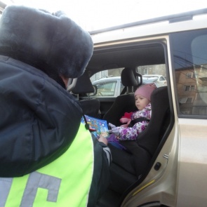 В Ачинске сотрудники ГИБДД привлекают к ответственности водителей–родителей