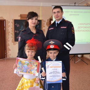 Сотрудники Госавтоинспекции в Ачинске наградили победителей городского квеста «Маршрут дорожной безопасности»